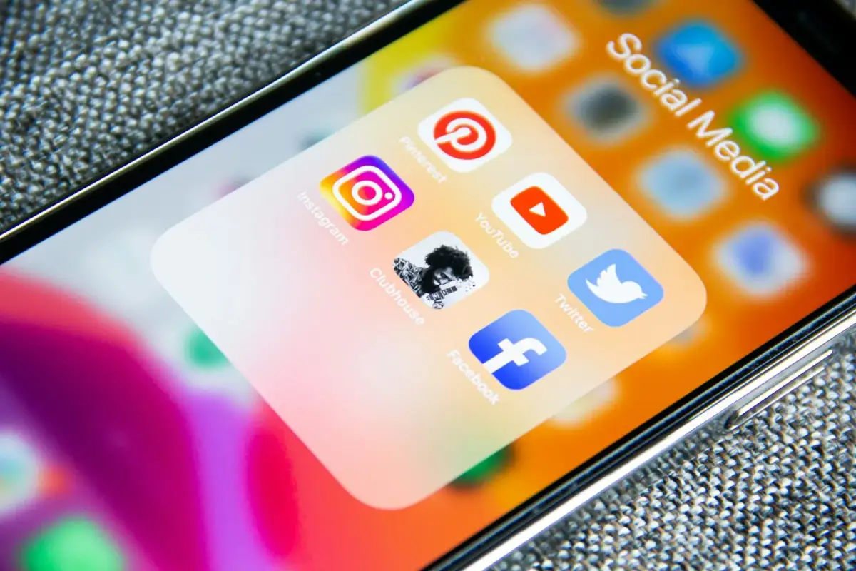 Dashboard campagne Meta su smartphone e laptop