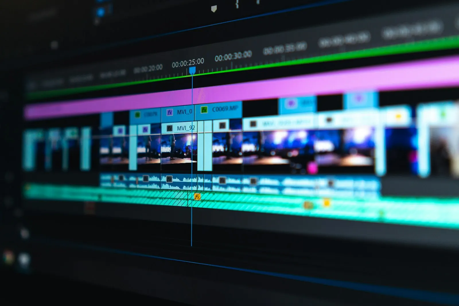 Videomaker che gira contenuti in un'attività con camera e gimbal